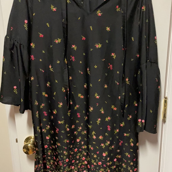 Old navy size small black dress with pink flowers - Picture 4 of 4